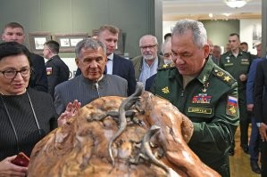 Серьёзно занимаются, это когда они с  этого живут и имеют хорошую прибыль, продавая через анонимные аукционы. Где эти результаты творчества покупают, не зная что  "глиняный горшок который вылепил САМ Киану Ривз!!!!" 
Всё что в статье - это просто хобби богатых людей, которым очень  хочется себе и окружающим доказать, что они не просто добились успеха в своём конкретном направлении, а вообще  - многогранны и талантливы и в других сферах.  А когда у вас много денег и есть свободное время, без обязалова к 7.15  пробиваться на проходной родного завода и тарабанить там до 16.00, вы вполне можете записаться к какому-нить именитому мастеру по скульптуре, и через пару лет будете делать вполне себе красивые бюсты из мрамора.  Были бы деньги в время.
Я уже молчу про случаи, когда то-то просто выдаёт чужие работы за свои,  для создания более позитивного образа в инфо поле,  мол, я не только мордой лица торгую, я смотрите ещё и руками могу всякую красоту слепить.