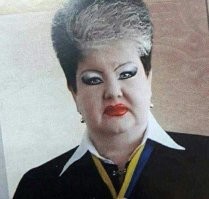 Помню была у нас преподша по биологии. Волосы кислотные, яркие румяна, белила, красная помада - выглядело это все жутковато. 

Но как преподаватель и как человек она была отличной, хоть и чудаковатой. И что важно - она ни кого никогда не чмырила, и к ней было отношение всегда уважительное.