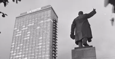 Фотография Ленина (до его сноса местными наци-фаши сепаратистскими ублюдками) и гостиницы Latvija, что в Риге.