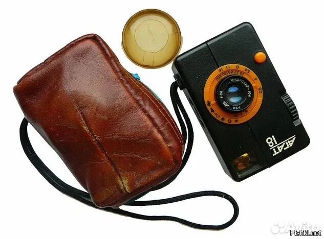 У того же "Агата" объектив если и выступал, то сантиметр где-то и поставлялся он как раз с сумкой, как на фото. А в более позднем Агат 18К и от сумки отказались, он уже шёл просто с крышечкой на объектив. Вполне себе советская мыльница, ещё и полуформатка, 72 кадра на стандартную плёнку. 
А уж если складни вспомнить, у которых объектив убирался в корпус, так они с ещё раньше были. Та же "Искра" например. Правда они шли с обычными в те времена кожаными кофрами, хотя и плоскими.