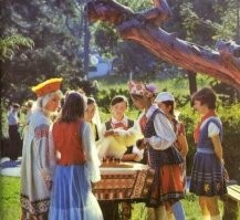 Это фото из вот этой книги. (Была у меня такая, да при переездах затерялась, или подмутил кто-то себе. Можно сказать фото-книга с историей Артека, толщиной 2-2,5 см, глянцевая печать, яркие фото, для конца 70-ых довольно приличное издание. Если память не изменяет, стоила около 5 рублей.)
