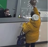 "Бедный, сидит тут скучает с грустным лицом. Дай хоть я ему новогоднее настроение наколдую"