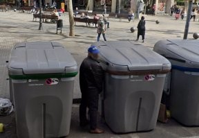 Барселона. Наши дни. Разгар дня. Мужик смотрит аккурат на знаменитую Саграда Фамилия - главную городскую достопримечательность. Находящуюся непосредственно напротив. А прямо на этой улочке - ресторанчики со столиками на открытом воздухе. 

Гугл Мапс