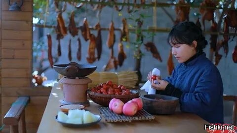 Это не из видео китаянки, что все время что-то строит и готовит?