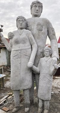 25. Монумент огромнейший, пропорции соблюсти очень сложно.
а у нас похоже разучились памятники в человеческий рост делать.
Последний - памятник семье СВО, это же просто ужас

А у африканцев круто вышло.
Подборка зачет.
а ставропольской застройки аж подташнивает