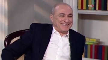 Просто любопытно, о каком размере  доплаты идёт речь (может промелькнувшая 5700  RUB  это за  каждый см выше нормы?), если далеко не бедный Турецкий решил устроить склоки с персоналам авиакомпании?  Или  это разновидность чёрного пиара, или он настолько в отрыве от реальности живёт, что думает, что ЕМУ  позволят и рояль в самолёт затащить бесплатно, потому что он не обычное какое-то там быдло, а "российский певец и основатель «Хора Турецкого»" ?
Я понимаю, когда бабушки, на неповинного кассира ругаются из-за того что гречка подорожала. Бабки не понимают, что  кассир не назначает цены и претензии стоит к руководству торговой точки направлять, пенсионеры бедные, для них любое подорожание вещей первой необходимости - кране болезненно.  Там всё понятно из-за чего конфликт. А тут, упитанный хряк, не прозябающий в нищете, скандалит с персоналом... доплата равна 1 млн рублей или в чём прикол?