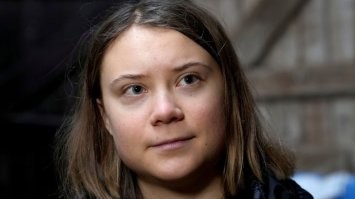 Поставлю елку в центре, что бы не было задней стороны...