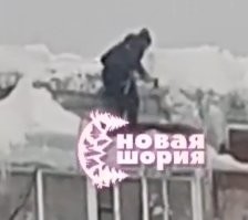 Мужик в обвязке, верёвка страховочная есть. 
Чего вы к альпинисту пристали?