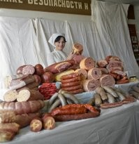 Мой брат в перестройку, когда можно было выехать по приглашениям, поехал колесить по миру. И прислал нам письмо с фотографией где он стоит в обычном супермаркете (по нынешним для нас временам) в Лондоне, на фоне десятков видов сыров и колбас. Мы, обычные советские люди, никогда ничего подобного (как и того что на этой фотографии) не видели, и поэтому посовещавшись решили что это он в каком-то музее сыров и колбас, где всё пластиковое или из воска. Мы реально просто поверить не могли, что такое разнообразие вообще может быть представлено в магазине.