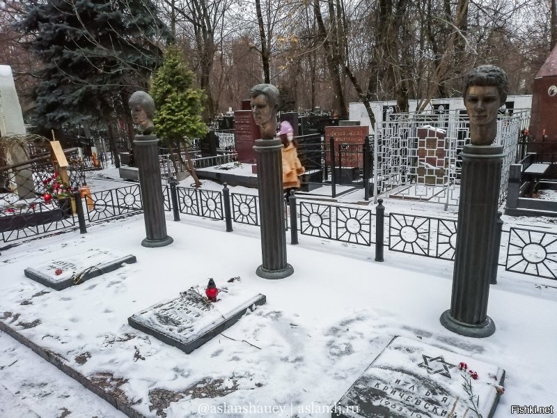 А вот этим парням, лежащим на Ваганьково, не хватало 7-8 сортов колбасы в СССР, интересно сколько же им надо было, 20-30?