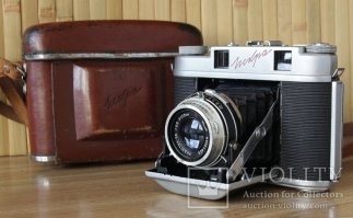 Ну, допустим, про "Искру" вы немного загнули.  :-)
"Искра" даже близко не похожа на  мыльницы. "Искра" это среднеформатный фотоаппарат 60х60 мм, по габаритам раза в полтора больше ФЭД-а или Зоркого.