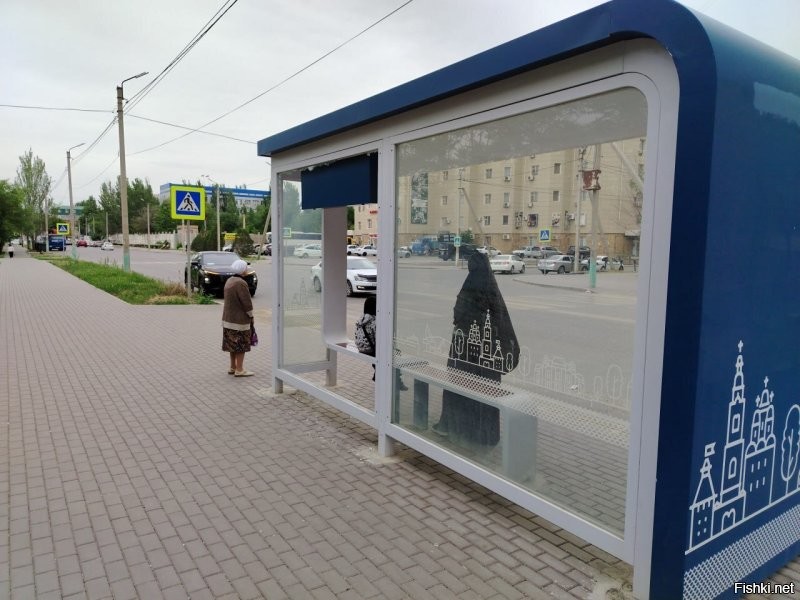 Тем временем,  в Астрахани, где жара летом  под 50 градусов ,  по всему городу установили стеклянные остановки на металлическом каркасе. Стекла лопаются и бьются, находиться под этими чудо-навесами некомфортно ни летом, ни зимой.