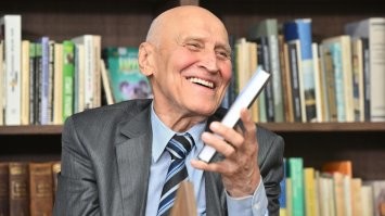 Давка из-за раздачи кондитерских изделий в Узбекистане