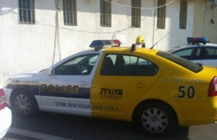 Полицейская машина в необычной раскраске. На заднем крыле средняя стоимость поездки в такси. На крышке капота расчет финансовых потерь, если полиция остановит пьяным: Там штраф, стоимость эвакуации и штрафстоянки, расходы на адвоката и ещё что-то. Евреи лучше понимают, если в деньгах написать. Впрочем, в Германии говорят "идиотентест" есть, это еще дороже выходит.