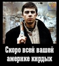 Крушение демократии: ветер уронил копию Статуи Свободы