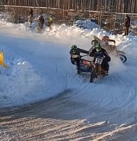 Влияет не вес, а центр тяжести. Чтобы избежать опрокидывание, центр тяжести необходимо смещать как можно дальше, как это делают гонщики (на фото). А вот видео как даже на небольшой скорости коляска с пассажиром стремится оторваться от земли при повороте направо.