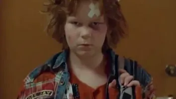 В 90-е пацан со двора уехал с родителями в Германию. Писал нам первое время, рассказывал, как там, даже посылку раз прислал со всякими диковинами (ну там жвачки, батончики) для нас. Двор у нас был дружный.
В одном из первых писем написал. Там традиция такая в частном секторе. Ставят тару возле ворот, рядом деньги под камнем, молочник проезжает, наливает молоко, деньги забирает.
Хвастался, что первое время деньги карманные у него не переводились. А он и у нас в школе мелочь по карманам в раздевалке зимой тырил.
А потом, говорит, меня поймали