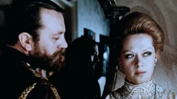 Алиса Фрейндлих вообще с фрейлины начинала ))