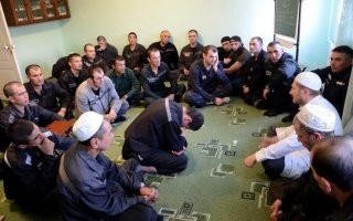Пора на колонии особое внимание обращать. Считается, что религия помогает заключенному реабилитироваться, встать на правильный честный путь. Однако это не про ислам.

Про "черные" (воровские) законы много снято и написано, я не буду заострять. Но ислам на зоне, создает так называемые тюремные джамааты, куда вовлекаются не только мусульмане, но и славяне, попадающие по черным законам в разряд неуважаемых людей. Они  переходят в эти джамааты, принимают ислам и прокачиваются там радикальными террористическими идеями. Когда вы видите славянскую рожу в муслимской одежде - знайте, что возможно это бывший зек, уже заряженный на терроризм или что то такое.

Такая херня не только в России, и администрацию колоний джамааты устраивают, как правило больше, чем "отрицаловы" по воровской масти, однако от первых вреда в перспективе в разы больше.