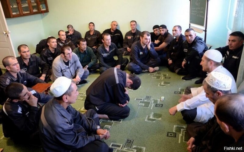 Пора на колонии особое внимание обращать. Считается, что религия помогает заключенному реабилитироваться, встать на правильный честный путь. Однако это не про ислам.

Про "черные" (воровские) законы много снято и написано, я не буду заострять. Но ислам на зоне, создает так называемые тюремные джамааты, куда вовлекаются не только мусульмане, но и славяне, попадающие по черным законам в разряд неуважаемых людей. Они  переходят в эти джамааты, принимают ислам и прокачиваются там радикальными террористическими идеями. Когда вы видите славянскую рожу в муслимской одежде - знайте, что возможно это бывший зек, уже заряженный на терроризм или что то такое.

Такая херня не только в России, и администрацию колоний джамааты устраивают, как правило больше, чем "отрицаловы" по воровской масти, однако от первых вреда в перспективе в разы больше.