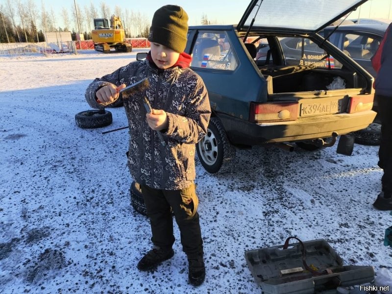 У меня получается оторвать от гаджетов совместной деятельностью. В эти выходные скатались на Игору драйв посмотреть спринт и пообщаться с гонщиками. Заодно мужчина сам прокатился на картинге. Берите детей и идите в аквапарк или баню, там гаджетами толком не попользуешься.