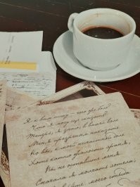 Жена в конце октября сходила на "Евгения Онегина" в театр Вахтангова.
Вот единственное фото, которое она выложила в соцсетях с подписью:
"Как артефакт письмо Татьяны в программке-конверте.
Перед спектаклем в Вахтанговском театре"
