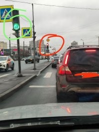 В Питере с автоматической системой управления светофорами не все в порядке. Вот на фото, вчера в районе проспекта Кузнецова. На одном участке два светофора, так понимаю, что один на пешеходку, но это не точно. В самом деле не раз уже видел ситуации, что при не должном внимании можно тронутся раньше времени. Или, например, вроде широкий перекресток, дублирующий светофор, а это два разных светофора, так как между ними переулочек и работают они не связано между собой. Не помню точно где, так как в Питере чуть больше года живу. Хотя в данном видео не настолько сложная ситуация, сколько БМВшник поддержал репутацию марки. P.S.забыл фотку приложить.