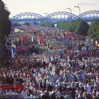 Спасибо за фото нашей Советской Риги. Тогда в Латвии государственные Праздники отмечали со всем размахом. Вся набережная заполнена народом...