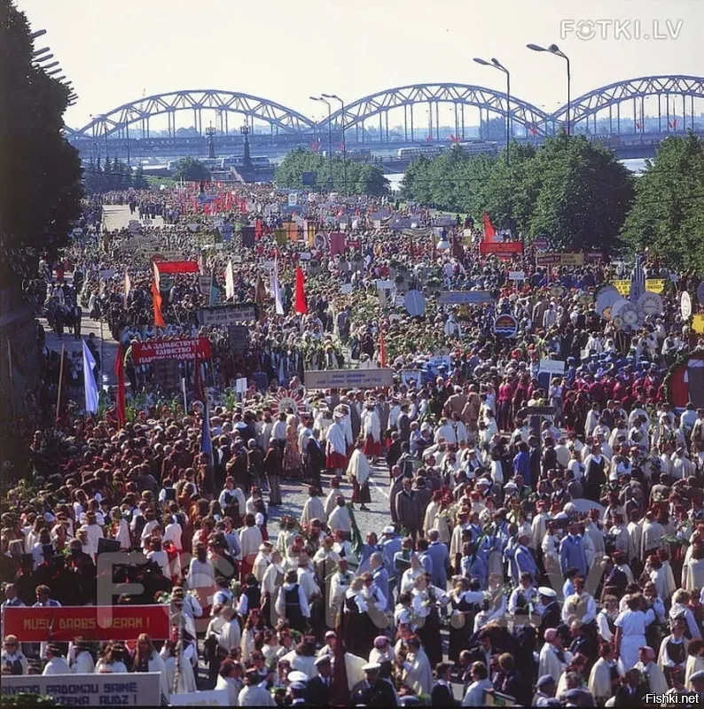 Спасибо за фото нашей Советской Риги. Тогда в Латвии государственные Праздники отмечали со всем размахом. Вся набережная заполнена народом...