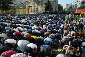 Вот таких полицейских-индусов я был бы не против видеть в городах русских,чтобы разгоняли это  .