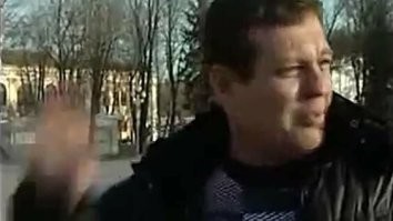 Мужчина несколько раз ударил свою дочь на улице