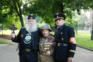 ну ряженых сейчас пруд пруди! один из таких плачущий ветеран! многие его восприняли за реального! а он кем только не был!