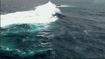 Там же мель. Из воды камни торчат. На видео довольно хорошо видно.