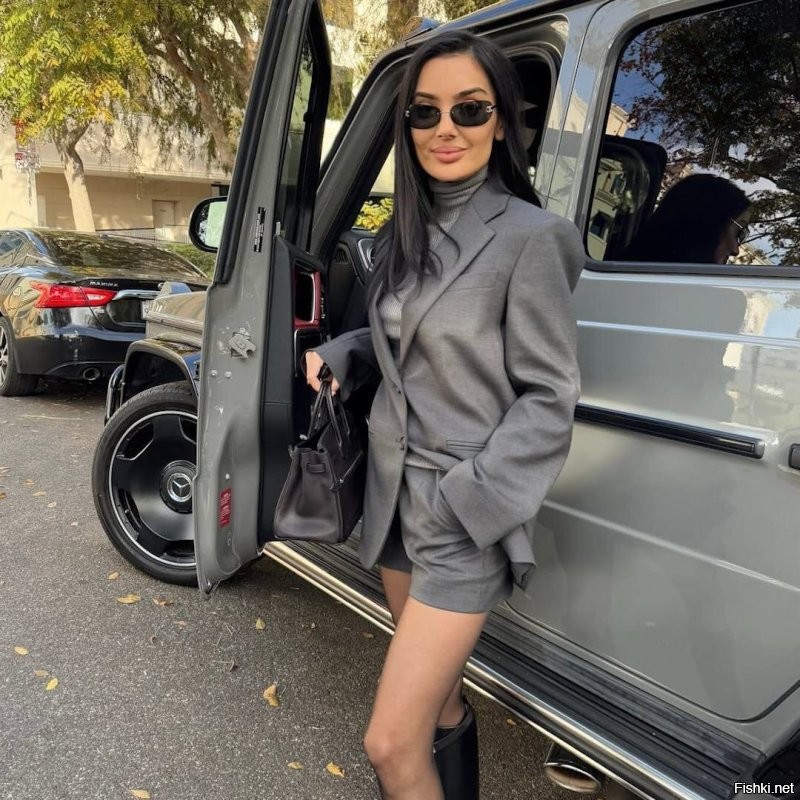 Ещё и шорты носит