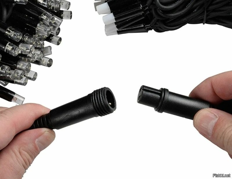 Не оторвали а открутили, или монтажники криворукие забыли соединить нормально и от вибрации и ветра отсоединили. Надеюсь он крышку закрутил, иначе в дождь водо попадет и вся бахрома на мосту выгорит.