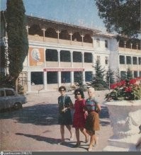 Ну ХЗ, но меня терзают смутные сомнения... Но очень уж похоже на "Тавриду" в Ялте, вид с улицы Садовая. (ну и уж сколько лет прошло, явно какие-то реконструкции проводились).