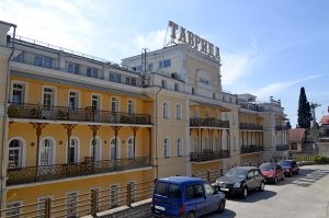 Ну ХЗ, но меня терзают смутные сомнения... Но очень уж похоже на "Тавриду" в Ялте, вид с улицы Садовая. (ну и уж сколько лет прошло, явно какие-то реконструкции проводились).
