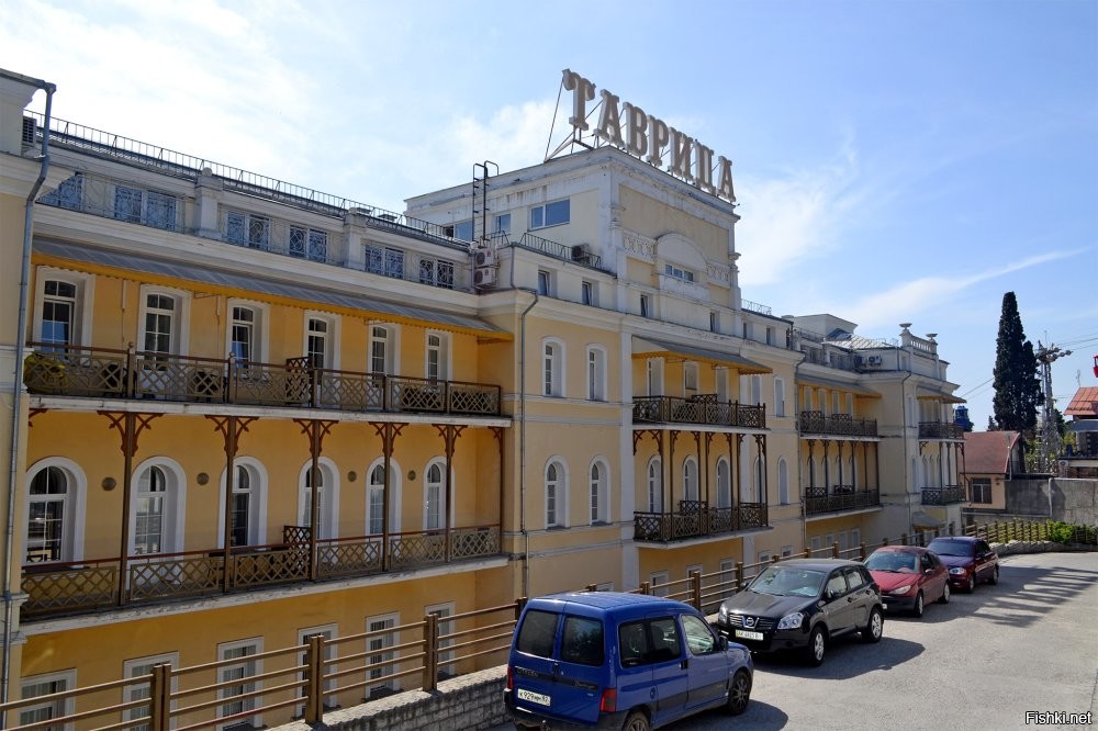 Ну ХЗ, но меня терзают смутные сомнения... Но очень уж похоже на "Тавриду" в Ялте, вид с улицы Садовая. (ну и уж сколько лет прошло, явно какие-то реконструкции проводились).