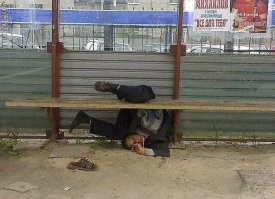 Удивительное мастерство вращения на голове