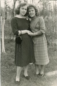 На память Раюшке от подружек Вали и Раи. Кунцево. Май 1959г.