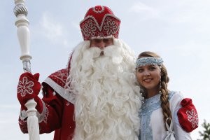 Ко всем, кто на фишках
Ко всем, для кого русский язык родной
В детстве приходили Дед Мороз и Снегурочка
Примерно вот такие
Дед высокий, стройный, без очков и в шубе до пят. Шуба вроде была красной.
Внучка блондинистая, поменьше деда и тоже в длинной шубе
Насчет Санты - ну к негритятам наверное приходит темнокожий. И это нормально.
