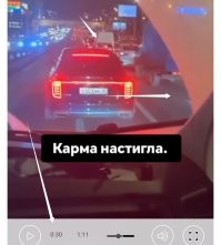 Это уже концовка. 
Он решил вперёд ехать, может там, кто пропустит. 

___

До этого, он пытался за грузовиком перестроиться. 
Но правый ряд медленно ползёт. 

Его главная ошибка, это то, что он поворотник не включил. 
Так бы он показал бы своё намерение водителю скорой. 
Тогда бы скоро я его бы не поджала и он бы в ту дырку перестроился.