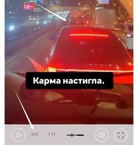 Это уже концовка. 
Он решил вперёд ехать, может там, кто пропустит. 

___

До этого, он пытался за грузовиком перестроиться. 
Но правый ряд медленно ползёт. 

Его главная ошибка, это то, что он поворотник не включил. 
Так бы он показал бы своё намерение водителю скорой. 
Тогда бы скоро я его бы не поджала и он бы в ту дырку перестроился.