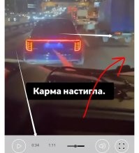 Это уже концовка. 
Он решил вперёд ехать, может там, кто пропустит. 

___

До этого, он пытался за грузовиком перестроиться. 
Но правый ряд медленно ползёт. 

Его главная ошибка, это то, что он поворотник не включил. 
Так бы он показал бы своё намерение водителю скорой. 
Тогда бы скоро я его бы не поджала и он бы в ту дырку перестроился.