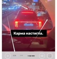 Это уже концовка. 
Он решил вперёд ехать, может там, кто пропустит. 

___

До этого, он пытался за грузовиком перестроиться. 
Но правый ряд медленно ползёт. 

Его главная ошибка, это то, что он поворотник не включил. 
Так бы он показал бы своё намерение водителю скорой. 
Тогда бы скоро я его бы не поджала и он бы в ту дырку перестроился.