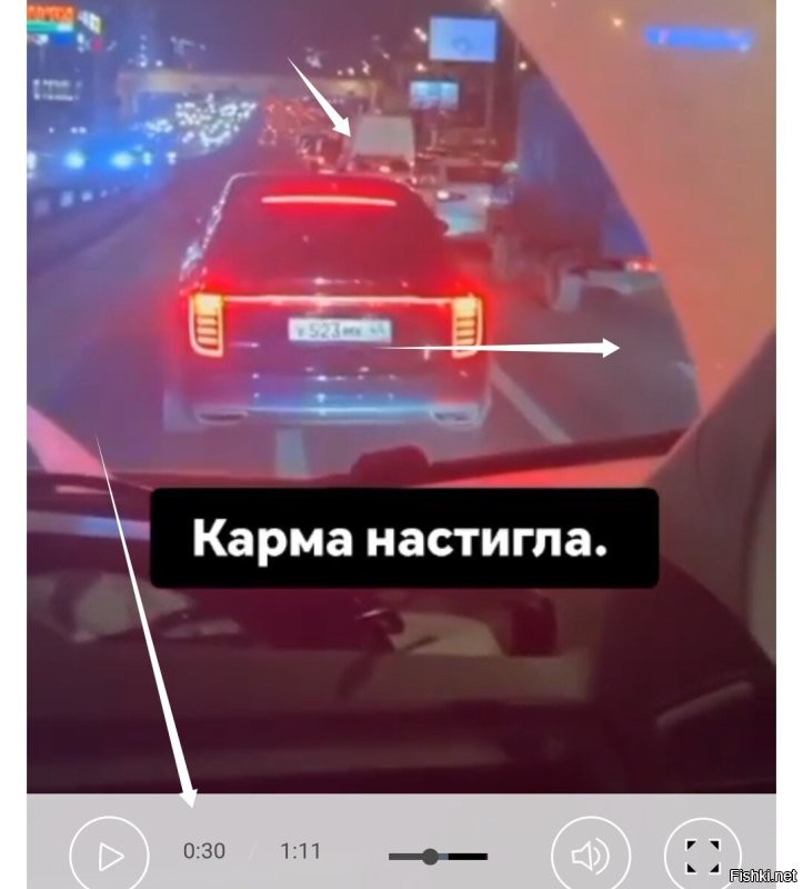 Это уже концовка. 
Он решил вперёд ехать, может там, кто пропустит. 

___

До этого, он пытался за грузовиком перестроиться. 
Но правый ряд медленно ползёт. 

Его главная ошибка, это то, что он поворотник не включил. 
Так бы он показал бы своё намерение водителю скорой. 
Тогда бы скоро я его бы не поджала и он бы в ту дырку перестроился.
