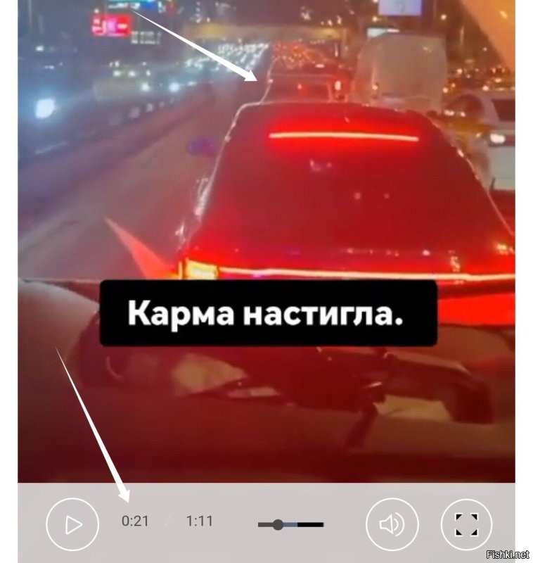 Это уже концовка. 
Он решил вперёд ехать, может там, кто пропустит. 

___

До этого, он пытался за грузовиком перестроиться. 
Но правый ряд медленно ползёт. 

Его главная ошибка, это то, что он поворотник не включил. 
Так бы он показал бы своё намерение водителю скорой. 
Тогда бы скоро я его бы не поджала и он бы в ту дырку перестроился.