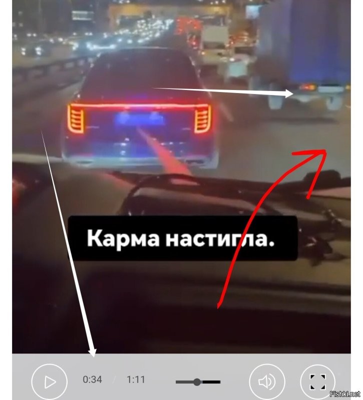 Это уже концовка. 
Он решил вперёд ехать, может там, кто пропустит. 

___

До этого, он пытался за грузовиком перестроиться. 
Но правый ряд медленно ползёт. 

Его главная ошибка, это то, что он поворотник не включил. 
Так бы он показал бы своё намерение водителю скорой. 
Тогда бы скоро я его бы не поджала и он бы в ту дырку перестроился.