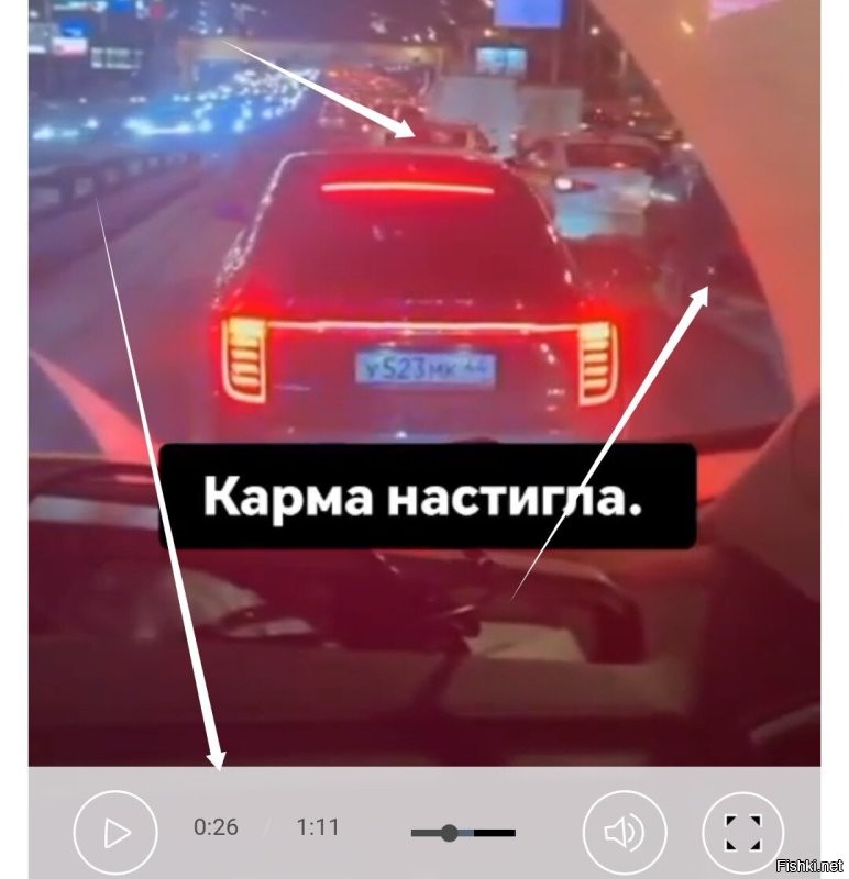 Это уже концовка. 
Он решил вперёд ехать, может там, кто пропустит. 

___

До этого, он пытался за грузовиком перестроиться. 
Но правый ряд медленно ползёт. 

Его главная ошибка, это то, что он поворотник не включил. 
Так бы он показал бы своё намерение водителю скорой. 
Тогда бы скоро я его бы не поджала и он бы в ту дырку перестроился.