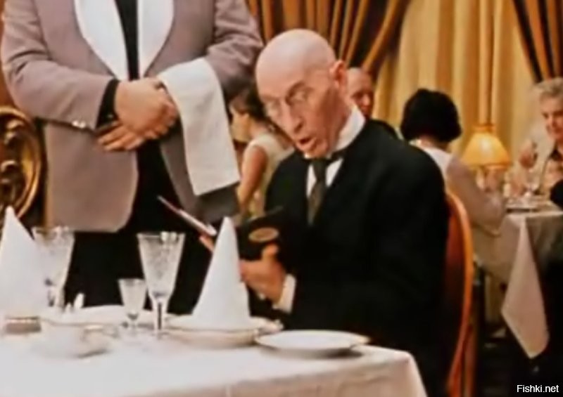 Друзья остановились у ресторана и сравнивают ужин с покупкой обуви